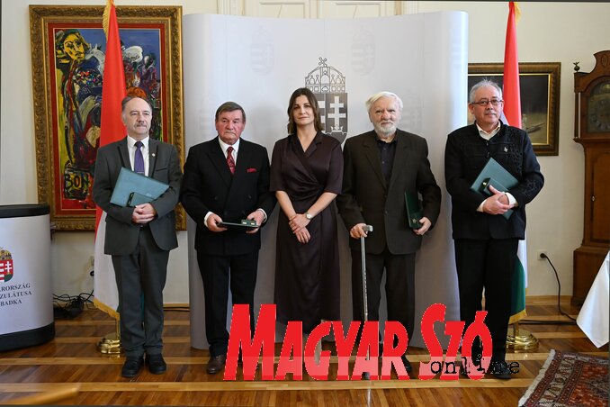 Szabó Károly, Lantos Lajos, Csallóközi Eszter, Csorba Béla és Némedi Imre az ünnepségen (Fotó: Molnár Edvárd felvétele) Szabó Károly, Lantos Lajos, Csallóközi Eszter, Csorba Béla és Némedi Imre az ünnepségen (Fotó: Molnár Edvárd felvétele)