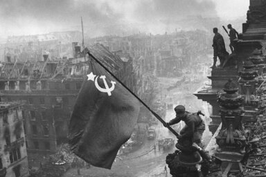 Szovjet zászló a Reichstagon – Még zajlott a berlini csata, amikor Szabadkán ünnepelték a május elsejét / wikipedia.org