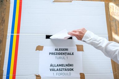 eadja szavazatát egy választópolgár a megismételt romániai elnökválasztás első fordulójában az erdélyi Csíkszeredában (Fotó: MTI)