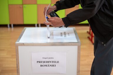Egy férfi leadja szavazatát a kolozsvári szavazókörzetben (MTI)
