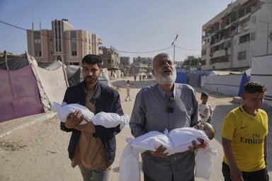 Abdel Rahman Sinvar (balra) csecsemő fia, Jahja Szinvar holttestét, a gyermek nagyapja pedig egyéves unokája, Seif Sinvar holttestét viszi (AP via Beta)