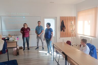 A gyerekek élénken érdeklődtek a gyakorlati elemeket is tartalmazó képzés iránt (L. Móger Tímea felvétele)