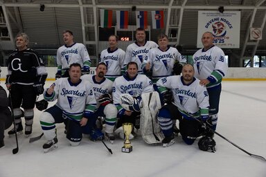 A Spartacus veterán jégkorongozói annak ellenére is a 2. helyen végeztek, hogy Szabadkán február 28-a óta nem tudtak jégen edzeni (Fotó: Spartacus Jégkorongklub)