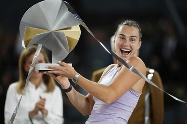 Szabalenka a szülinapi trófeával (Fotó: Beta/AP)