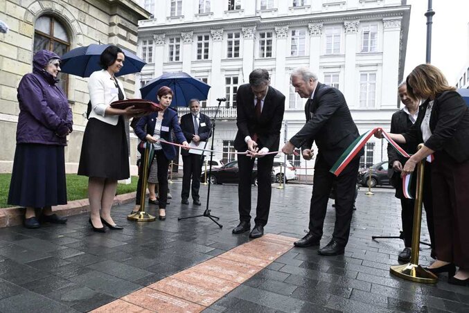 Az MTA székháza előtt térplasztikát/idővonalat avattak fel (MTI) Az MTA székháza előtt térplasztikát/idővonalat avattak fel (MTI)