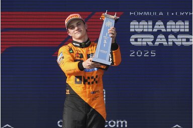 Oscar Piastri a 2025-ös Miami Nagydíj dobogóján (Fotó: Beta/AP)