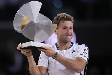Casper Ruud a madridi trófeával (Fotó: Beta/AP)