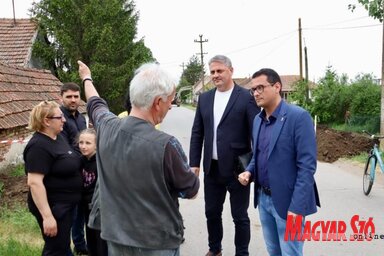 A helyiek már nagyon várták, hogy megkezdődjön a szennyvízhálózat kiépítése (Fotó: Vidács Hajnalka)