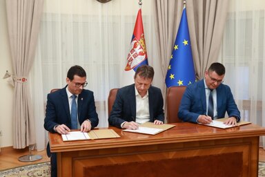Mladen Bogdan, Nagykikinda polgármestere, Darko Gilišin, a Szerb Köztársaság Nagyberuházási Minisztériumának tárcavezetője, illetve a kivitelező képviselője írta alá a szerződést (Fotó: Nagy