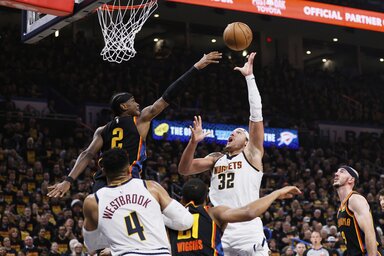Aaron Gordon (labdával) az utolsó utáni pillanatban húzta ki csapatát a slamasztikából (Fotó: Beta/AP)