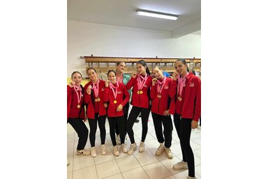 Az olaszországi versenyre készülő adai és moholi lányok