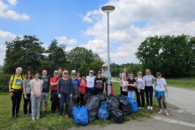 A Tisza-parton fiatalok és idősek egyaránt tevékenykedtek (Fotó: Webinfo)