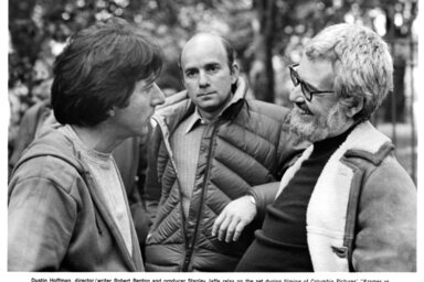 Robert Benton (jobbról) Dustin Hoffman és Stanley Jaffe producer társaságában (Fotó: IMDB)