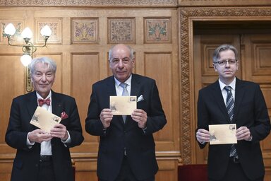 Sulyok Tamás, Vizi E. Szilveszter és Láng Géza az emlékbélyeg kibocsátásán (Fotó: MTI/Bruzák Noémi)