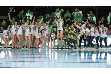 A Ferencváros női csapata először emelhette magasba a győztesnek járó trófeát (Fotó: MTI)