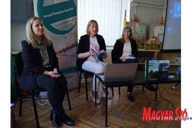 Józó Mónika, Natalija Gavrić Ugarak, Hodik Péter Krisztina az emlékkönyv bemutatóján (Csincsik Zsolt felvétele)