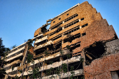 A lebombázott vezérkari főnökség épülete