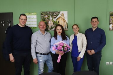 Vajda Noa Pálma és a kishegyesi önkormányzat vezetősége (Lakatos János felvétele)