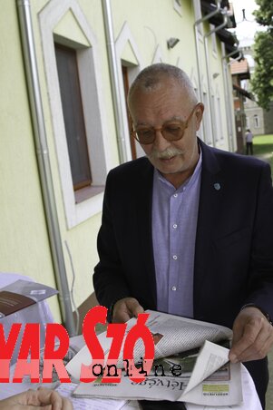 A Magyar Szó aktuális számát lapozgatva A Magyar Szó aktuális számát lapozgatva