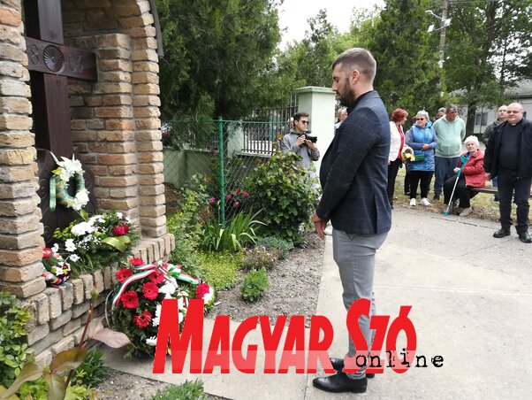A Vajdasági Magyar Szövetség nevében az első telepesek emlékére felállított keresztnél Kerekes József, a VMSZ alelnöke is koszorúzott (Vidács Hajnalka felvétele) A Vajdasági Magyar Szövetség nevében az első telepesek emlékére felállított keresztnél Kerekes József, a VMSZ alelnöke is koszorúzott (Vidács Hajnalka felvétele)