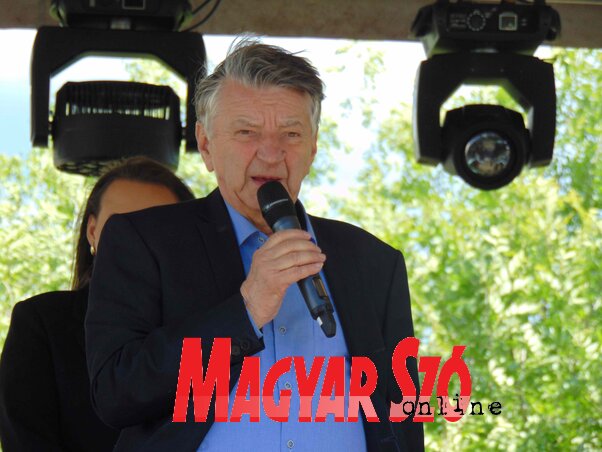 A sportpályán Dobai János nyitotta meg a rendezvényt (Vidács Hajnalka felvétele) A sportpályán Dobai János nyitotta meg a rendezvényt (Vidács Hajnalka felvétele)
