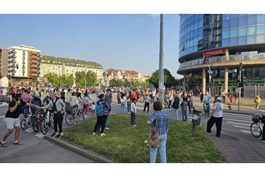 Tüntető polgárok az újvidéki Vásárnál (Fotó: Magyar Szó Online)