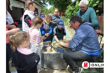 A gyerekek körében ismét népszerű volt a gölöncséreskedés (Csincsik Zsolt felvétele)