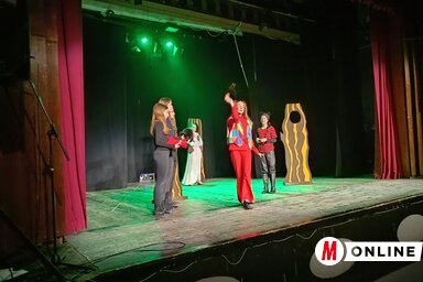 Elsőként az Óbecsei Városi Színház gyermek-drámastúdiója lépett színpadra a Mačka u čizmama című előadásával (Fotó: Kancsár Izabella)