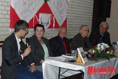 Sutus Áron, a Vajdasági Magyar Művelődési Szövetség elnöke Mezei Zsuzsanna szerkesztővel, Precz István szerzővel, prof. dr. Várady Tiborral és dr. Németh Ferenccel, a kötet két recenzensével