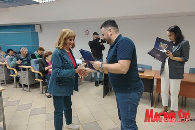 A Boldog Gizella Hagyományápoló Kézimunka-szakkör nevében Bódy Rozália vette át a támogatási szerződéseket Mladen Zec községi elnöktől (Fotó: Tóth D. Lívia)