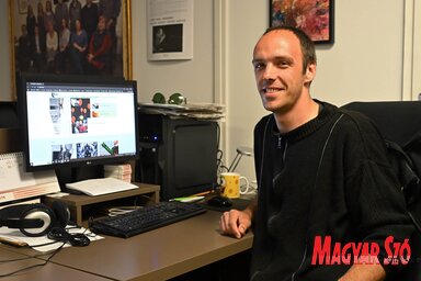 Benedek Miklós, a mellette levő képernyőn a megújult honlap (Fotó: Molnár Edvárd)