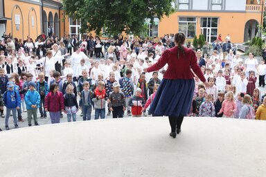 Közös nyitótánc a találkozó kezdetén (Lakatos János felvétele)