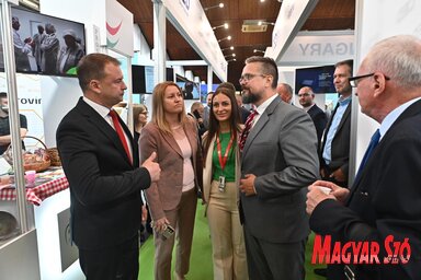 Juhász Bálint és Slobodan Cvetković körbejárta a kiállítást (Fotó: Ótos András)
