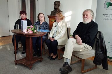 A Tükörkép háttérrel című kötet bemutatóján (Lukács Melinda felvétele)