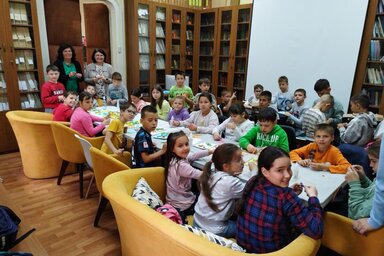 Az óbecsei Samu Mihály iskola második osztályos tanulói kipróbálták a papírcsíktechnikát (Fotó: Kancsár Izabella)