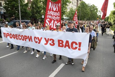 Több ezren gyűltek össze a tüntetésen (Fotó: Beta)