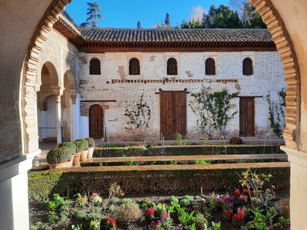 Az Alhambra egyik kiskertje Az Alhambra egyik kiskertje