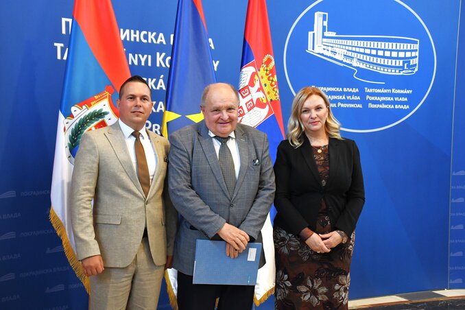 Pokrajinski sekretar Robert Otot i zamenica sekretara Slađana Bursać u društvu zamenika gradonačelnika Karolja Valke (fotografija Lasla Parackog) Pokrajinski sekretar Robert Otot i zamenica sekretara Slađana Bursać u društvu zamenika gradonačelnika Karolja Valke (fotografija Lasla Parackog)