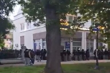 A készenléti rendőrség nagy számban vonult ki a tüntetésre (Fotó: Screenshot(X/@steljic_miladin)
