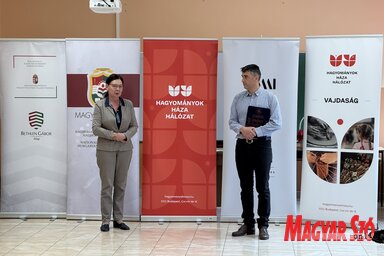 Varjú Potrebity Tatjana és Cseszák Balázs köszönti a résztvevőket a temerini Útravaló pedagó- gusképzés megnyitóján (Fotó: Vámos Árpád felvétele)