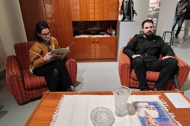A nappaliban korabeli bútorokat, dísztárgyakat és folyóiratokat helyeztek el (Fotó: Nagykikindai Népmúzeum)