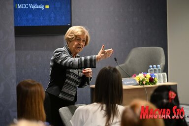 Dr. Bagdy Emőke hasznos tanácsokkal szolgált a hallgatóságnak (Molnár Edvárd felvétele)