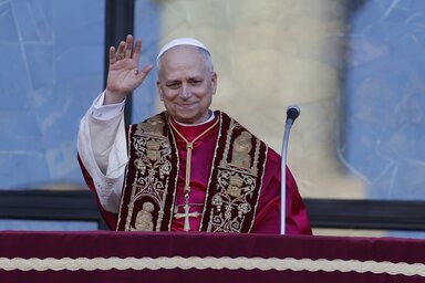A székfoglaló misét követően XIV. Leó a Lateráni Szent János-bazilika központi erkélyéről üdvözölte a rómaiak tömegét (Fotó: Beta/AP)
