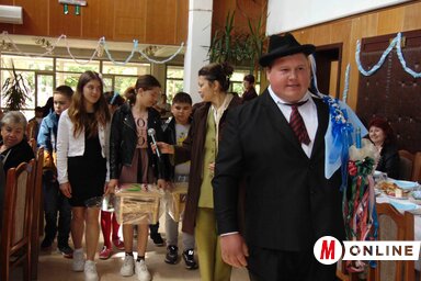 Szombaton délelőtt a szajáni Móra Károly Általános Iskola diákjai régi lakodalmas hagyományokat elevenítettek fel (Fotó: Vidács Hajnalka felvétele)