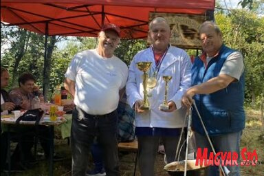 A szenttamási Zabos István és barátai a serlegekkel (Fotó: Kiss Zoltán felvétele)