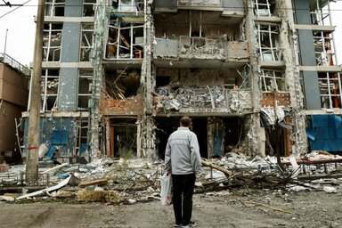 A légicsapásokban többen életüket vesztették és sokan megsebesültek (Fotó: Thomas Peter/Reuters)