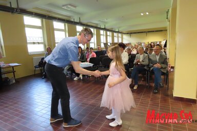 A díjkiosztó ünnepség az adai általános iskolában (Fotó: Csincsik Zsolt felvétele)