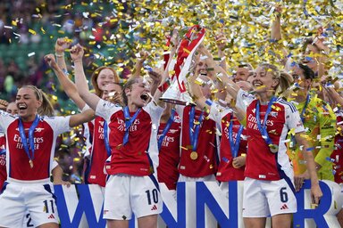 A történetének második BL-győzelmét ünneplő Arsenal csapata (Fotó: Beta/AP)