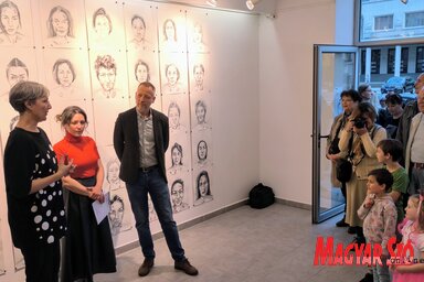 A tárlat jelenleg 35 portréból áll, de a sorozat folyamatosan új darabokkal bővül (Fotó: Dávid Csilla felvétele)