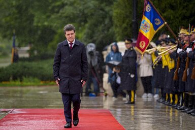 A parlamenti eskütétel után az új államfőt Ilie Bolojan ideiglenes elnök fogadta az elnöki hivatalnak otthont adó Cotroceni-palotában (Fotó: Beta/AP)